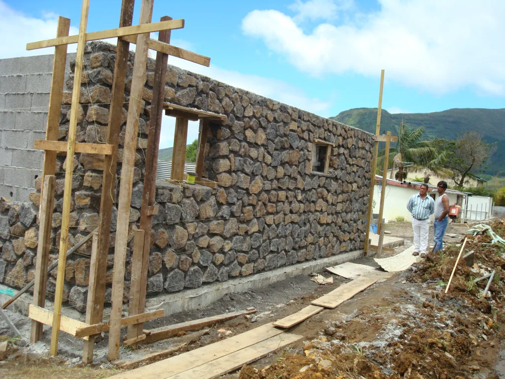 mason habillée de pierre