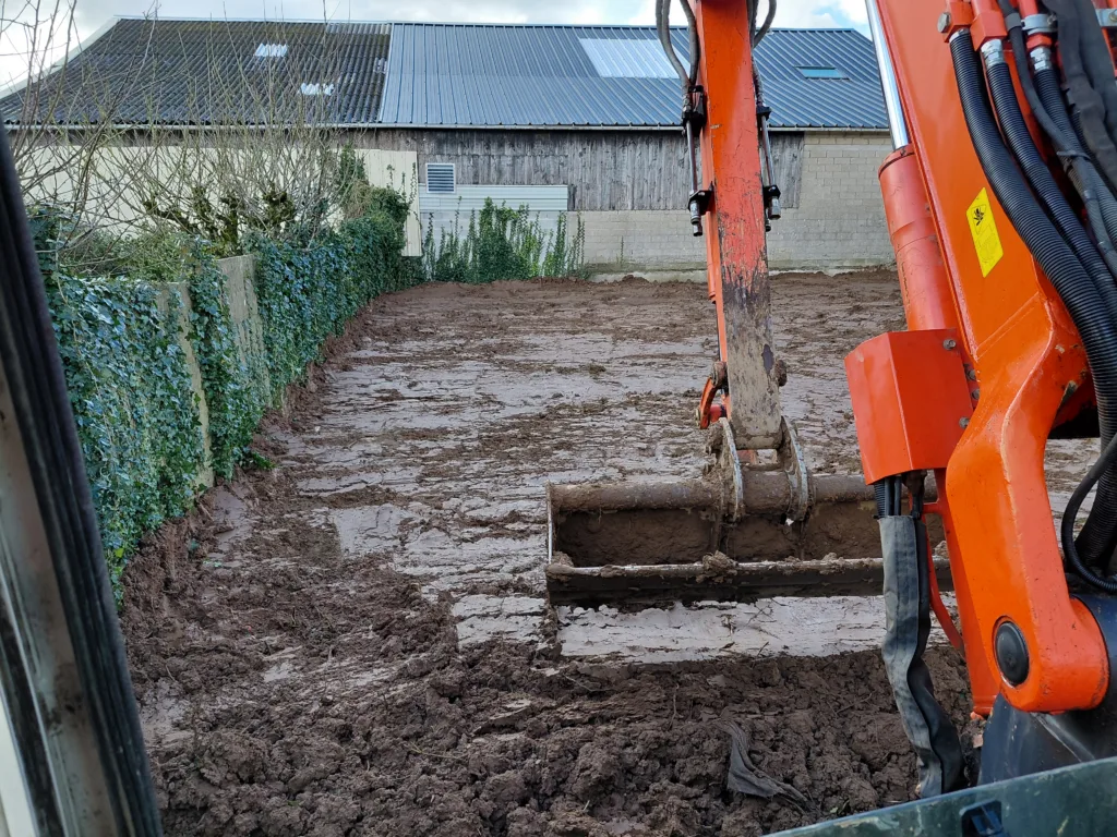 terrassement et tranchées pour projet de clôture