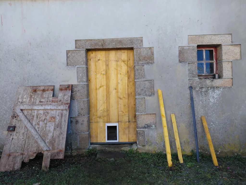 Réfection porte d’entrée grange avec chatière